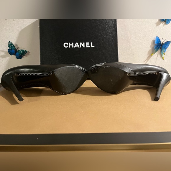 AUTHENTIC Chanel black leather heels with silver cap toe and “CC” logo. - Picture 6 of 9